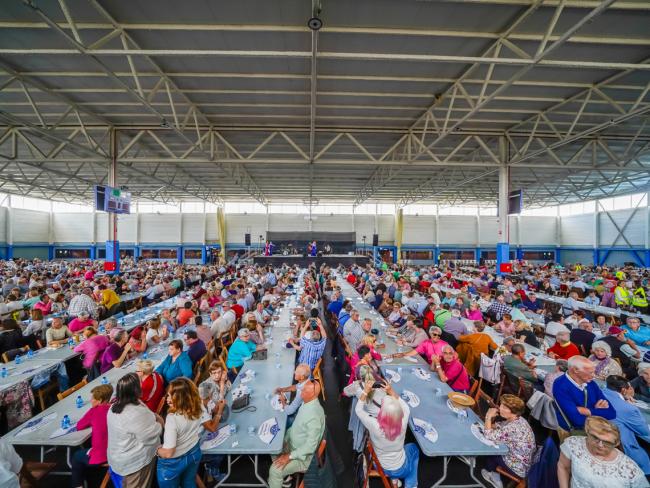 Los mayores de Torrejón llenaron el Pabellón Nuria Fernández para el reparto de paella y la actuación de María Jesús y su acordeón