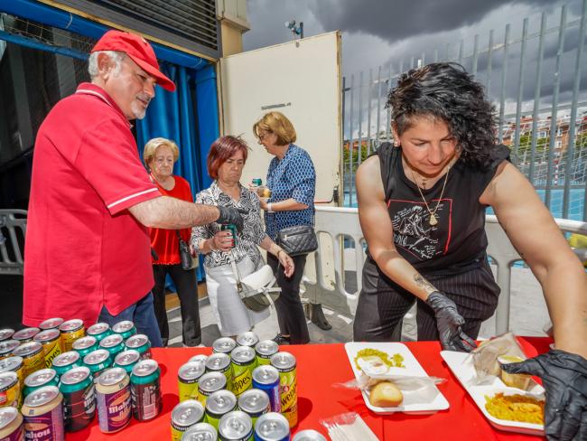 La concejala de Turismo, Mirian Gutiérrez en el Reparto de paella