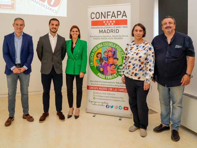 El acalde, Alejandro Navarro Prieto, el concejal de Educación, Bienestar e Inmigración, Rubén Martínez, acompañados por la alcaldesa de Alcalá de Henares, Judith Piquet 