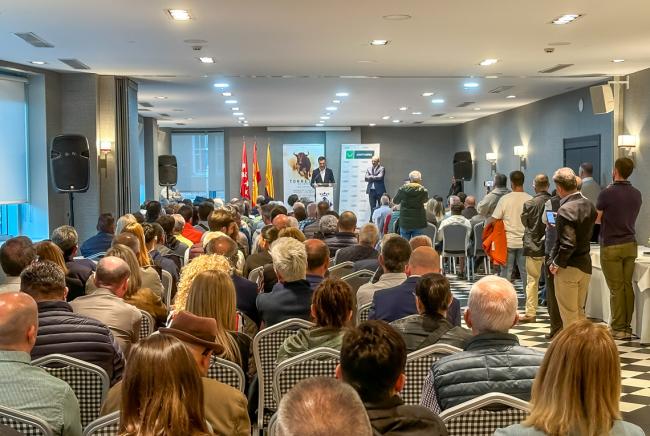 Numerosos vecinos, aficionados y personalidades del mundo del Toro llenaron el salón del Hotel Asset donde se presentó la Feria
