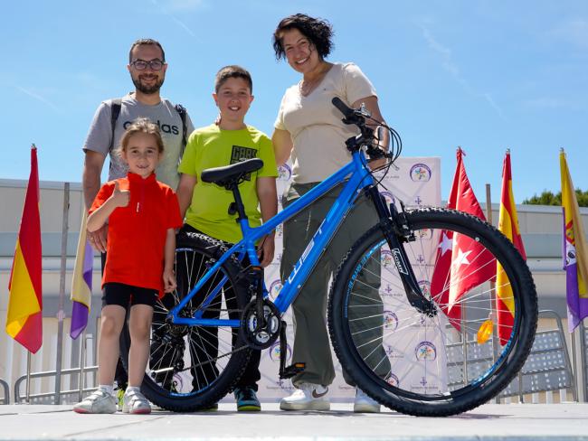 Al finalizar la marcha, hubo sorteo de bicicletas entre todos los participantes que contó con la presencia de la concejala de Turismo, Miriam Gutiérrez
