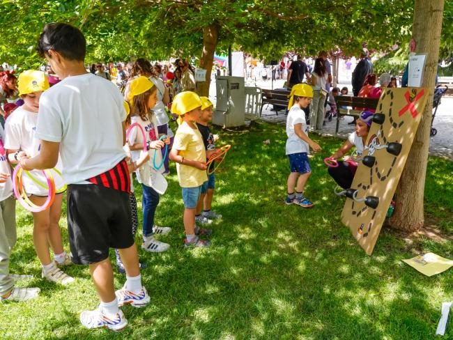Los niños participando en una de las actividades