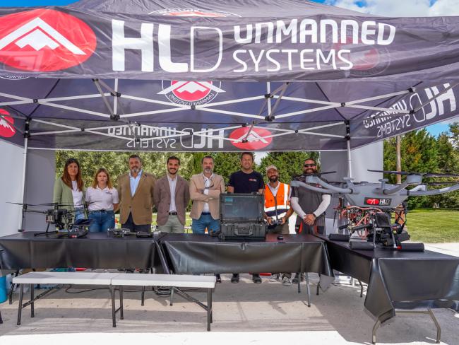 El alcalde, Alejandro Navarro Prieto, visitando HLD Unmanned Systems, empresa que utiliza la tecnología dron para sus actividades 
