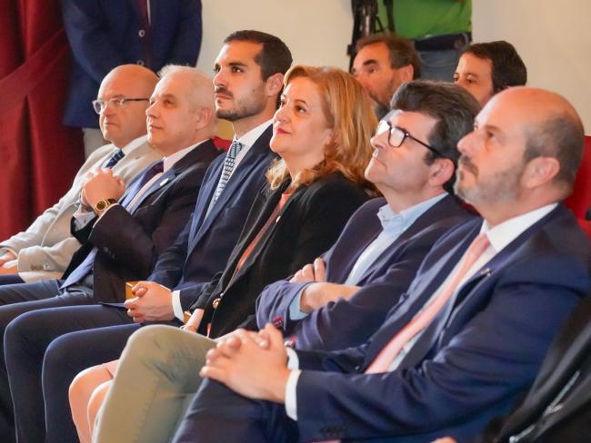 El alcalde, Alejandro Navarro Prieto, y el primer teniente alcalde, Valeriano Díaz, con el sacerdote D. Florentino Rueda, que enseña la Medalla “Pro Ecclesia Complutensi” recibida  