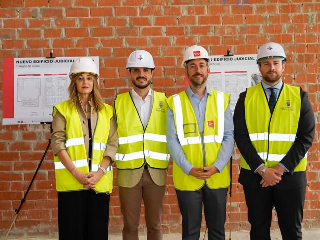 El alcalde, Alejandro Navarro, el consejero de Presidencia, Justicia y Administración Local, Miguel Ángel García Martín, la Decana de los Juzgados de Torrejón, Raquel Rodríguez, y el concejal de Urbanismo, Vivienda y Juventud, Víctor Miranda durante la visita al futuro Palacio de Justicia de Torrejón de Ardoz - Edificio Judicial Único