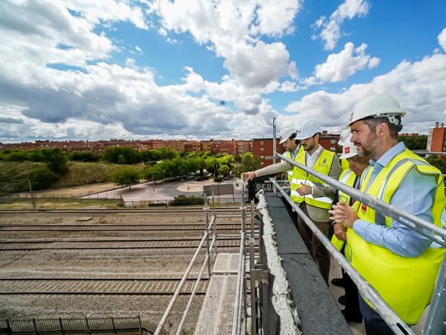 El alcalde y el consejero visitando la zona donde se construirá el futuro túnel de avenida Constitución con calle Cañada