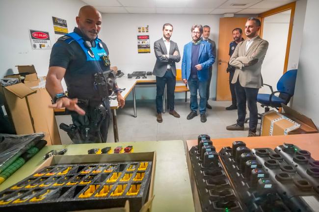 El alcalde de Pinto y responsables de seguridad de este municipio han visitado el Centro de Control de la Policía Local 