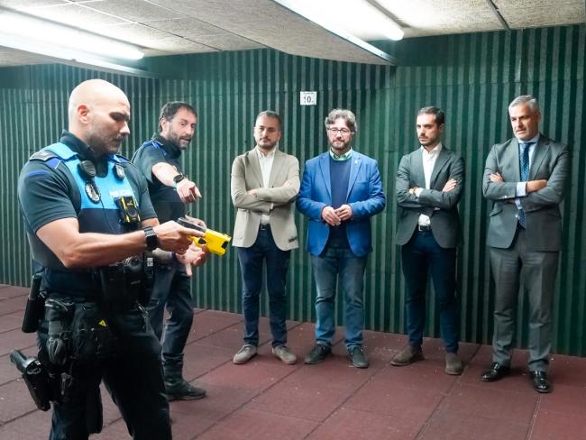 El alcalde de Pinto y responsables de seguridad de este municipio han visitado el Centro de Control de la Policía Local 