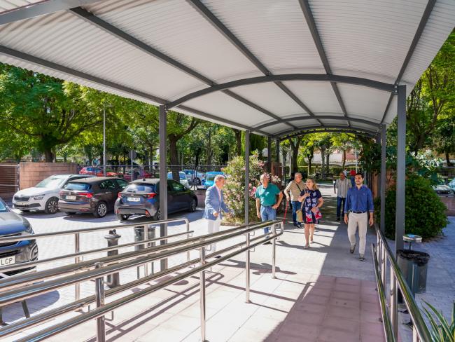 Una de las actuaciones ha permitido instalar una nueva pérgola
