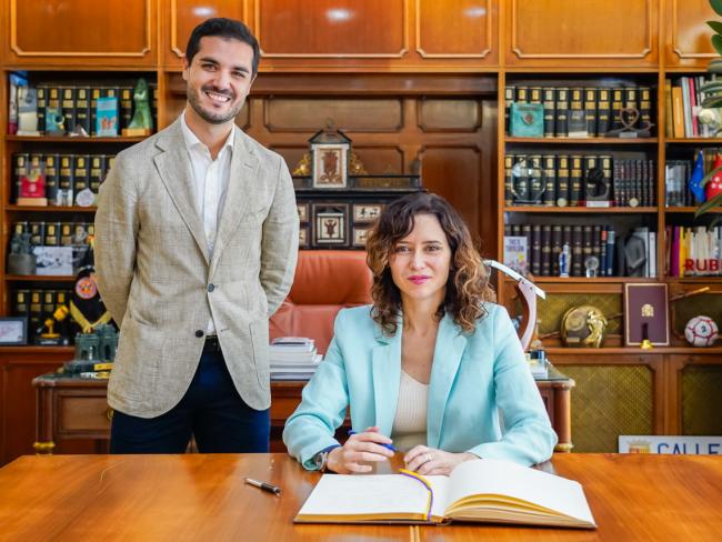 La presidenta ha firmado en el libro de honor 