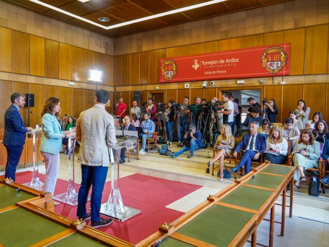 Numerosos medios de comunicación han asistido a la rueda de prensa