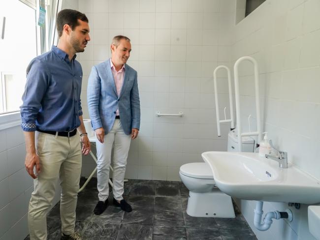 El alcalde, Alejandro Navarro Prieto, acompañado del concejal de Bienestar, Educación e Inmigración, Rubén Martínez, visitando las actuaciones que se han llevado a cabo