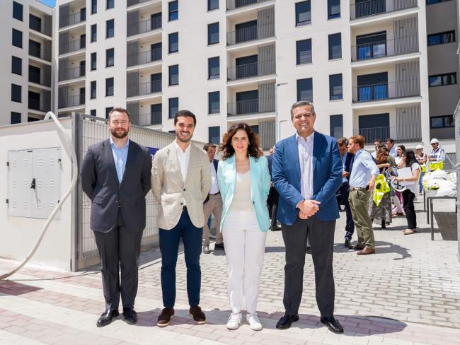 La presidenta, Isabel Díaz Ayuso, el alcalde, Alejandro Navarro, el consejero de Vivienda, Transportes e Infraestructuras Jorge Rodrigo Domínguez y el concejal de Urbanismo, Vivienda y Juventud, Víctor Miranda visitando las viviendas del Plan Vive en Torrejón