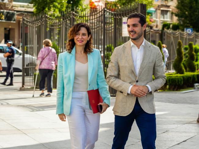 Isabel Díaz Ayuso y Alejandro Navarro Prieto, paseando por la Plaza Mayor