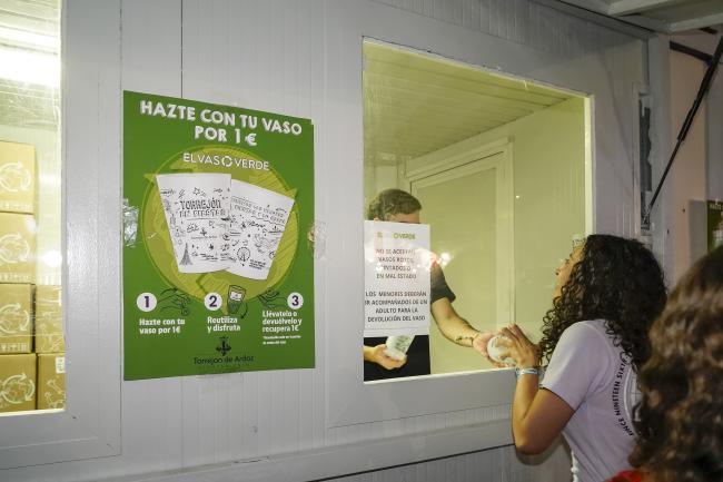 Fiestas Populares Torrejón de Ardoz 2024 - Reparto de vasos