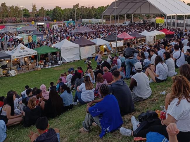 La tercera edición del Beer Festival hizo las delicias de los torrejoneros aficionados a la cerveza, que pudieron degustar más de un centenar de tipos diferentes de esta bebida milenaria