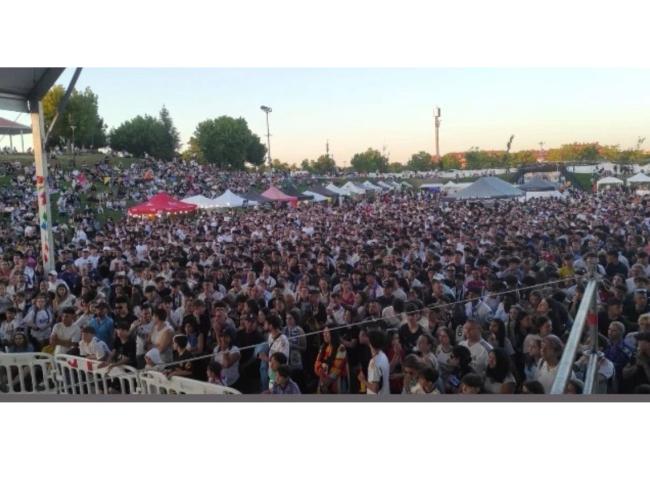 La tercera edición del Beer Festival hizo las delicias de los torrejoneros aficionados a la cerveza, que pudieron degustar más de un centenar de tipos diferentes de esta bebida milenaria