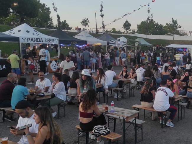 La tercera edición del Beer Festival hizo las delicias de los torrejoneros aficionados a la cerveza, que pudieron degustar más de un centenar de tipos diferentes de esta bebida milenaria