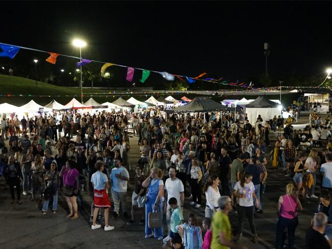 La tercera edición del Beer Festival hizo las delicias de los torrejoneros aficionados a la cerveza, que pudieron degustar más de un centenar de tipos diferentes de esta bebida milenaria