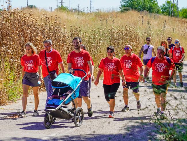 El alcalde, Alejandro Navarro Prieto, se unió a los senderistas en este paseo cervantino acompañado de su hija y de la diputada de la Asamblea de Madrid, Ainhoa García