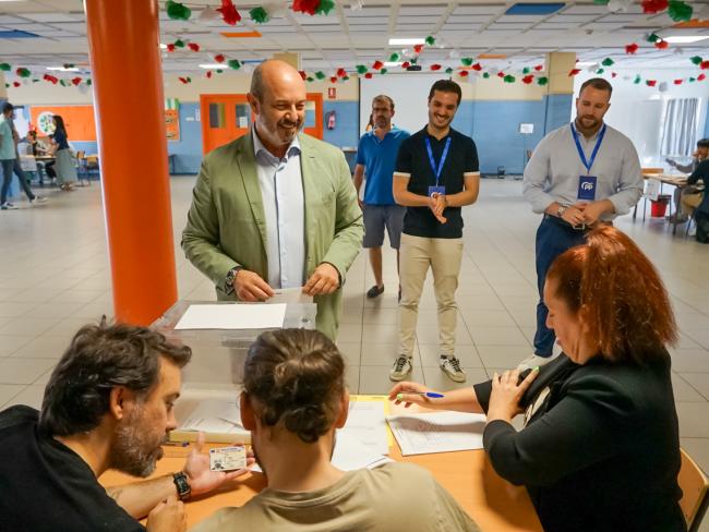 Pedro Rollán, presidente del Senado de España, votando en las Elecciones Europeas