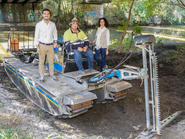 El alcalde, Alejandro Navarro Prieto, y la concejala de Medio Ambiente, Esperanza Fernández, visitando el barco anfibio