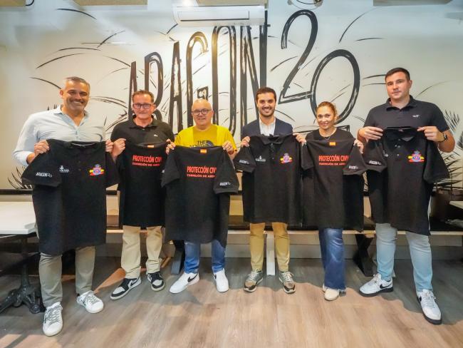Acto de entrega de la ropa por parte de los dueños del restaurante Aragón 20
