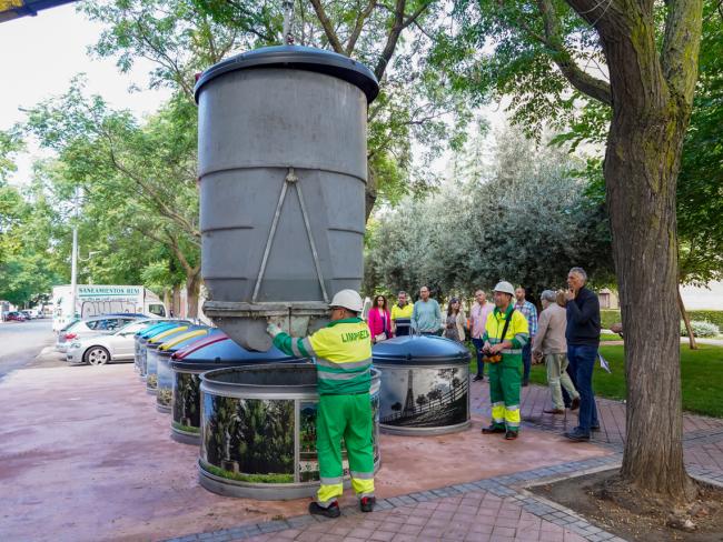 Conociendo de primera mano el moderno sistema de contenedores semisoterrados que se han instalado en Torrejón de Ardoz