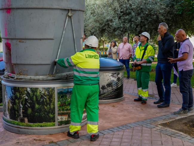 Conociendo de primera mano el moderno sistema de contenedores semisoterrados que se han instalado en Torrejón de Ardoz