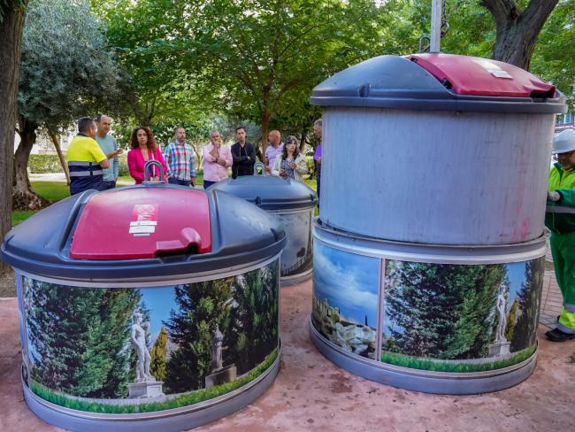 Conociendo de primera mano el moderno sistema de contenedores semisoterrados que se han instalado en Torrejón de Ardoz