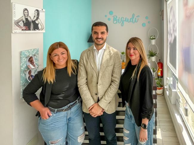 El alcalde, Alejandro Navarro Prieto visitando Bigudí, junto a sus gerentes, Salud Bravo y Laura Cuenca