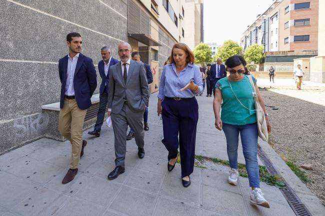 El alcalde, Alejandro Navarro, ha visitado junto al delegado del Gobierno de España, Francisco Martín, las viviendas sociales situadas en la avenida Carmen Laforet