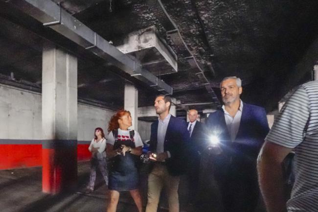 El alcalde, Alejandro Navarro, ha visitado junto al delegado del Gobierno de España, Francisco Martín, las viviendas sociales situadas en la avenida Carmen Laforet