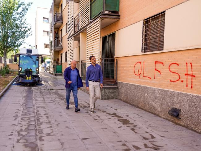 Trabajos de limpieza en la avenida Carmen Laforet