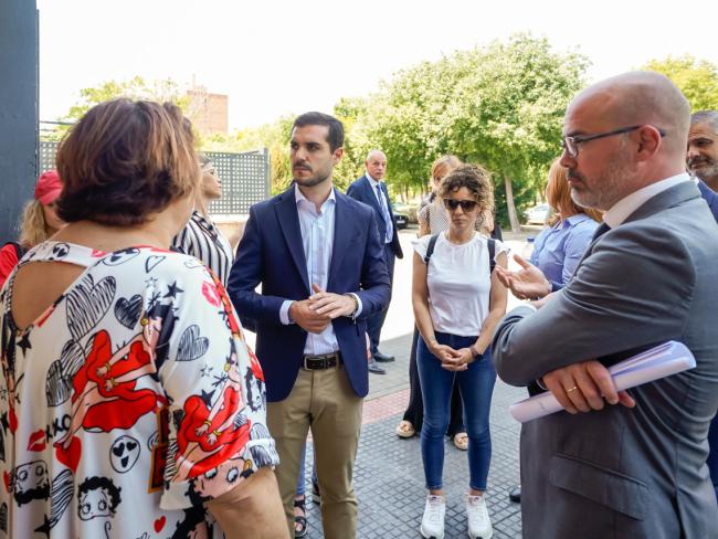 Alejandro Navarro visitó, el pasado 5 de junio, junto al delegado del Gobierno de España, Francisco Martín, las viviendas sociales situadas en la avenida Carmen Laforet