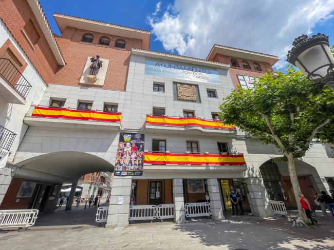 Fachada del Ayuntamiento con las banderas de España