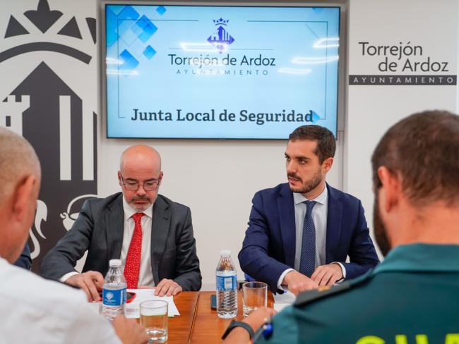 El alcalde, Alejandro Navarro, y el delegado del Gobierno de España en Madrid, Francisco Martín, han copresidido hoy la Junta Local de Seguridad para planificar los dispositivos de seguridad que se desplegarán en las Fiestas Populares y en las Elecciones Europeas, así como la evolución de la criminalidad en la ciudad