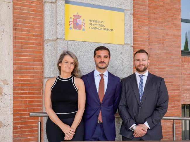 El alcalde de Torrejón de Ardoz, Alejandro Navarro, firma con la Comunidad de Madrid y el Ministerio de Vivienda y Agenda Urbana del Gobierno de España, el acuerdo para rehabilitar edificios de viviendas en el barrio de Torrepista