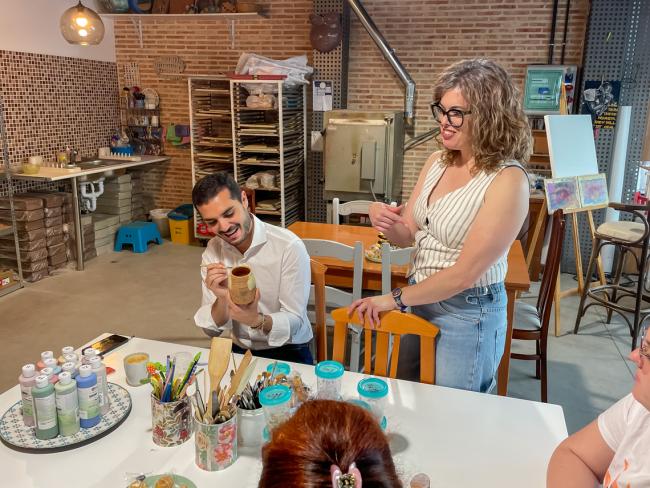 El alcalde, Alejandro Navarro Prieto, poniendo a prueba sus habilidades para las manualidades en su visita a El taller