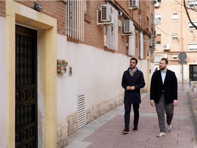 El alcalde, Alejandro Navarro Prieto, junto al concejal de Urbanismo, Vivienda y Juventud, Víctor Miranda