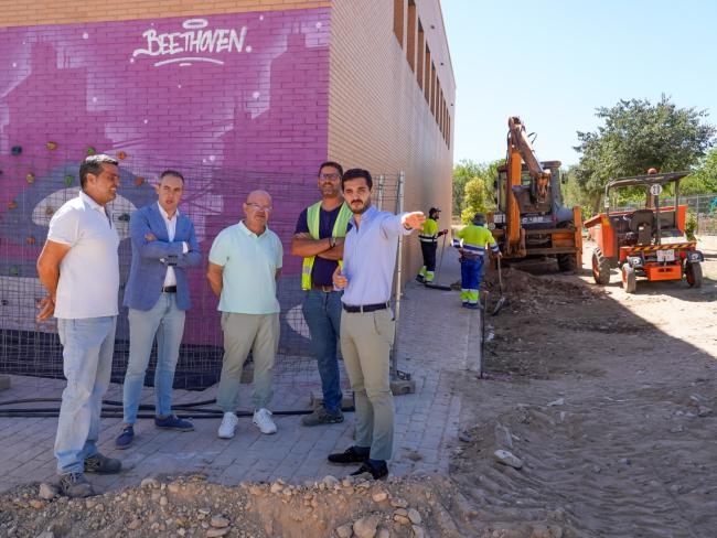 El alcalde y los concejales de Obras y Educación durante su visita a los trabajos que se realizan en el colegio Beethoven