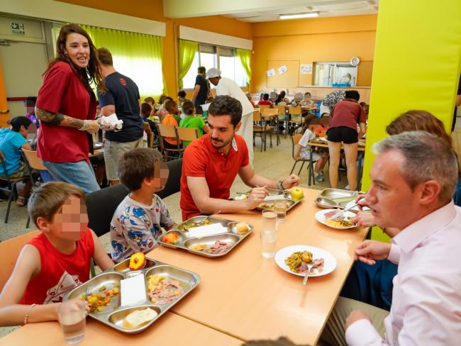 El alcalde y el concejal de Educación compartieron mesa con los niños del Comedor Escolar de Verano