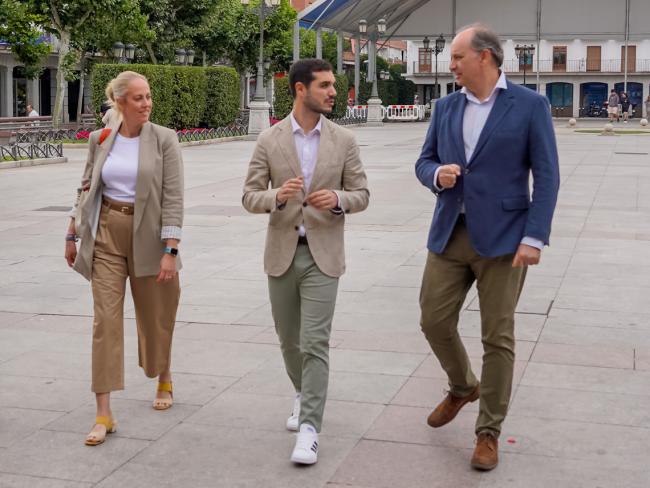 El alcalde, Alejandro Navarro Prieto, y la concejala de Transparencia, Nuevas Tecnologías y Sanidad, Carla Picazo, con el consejero de Digitalización de la Comunidad de Madrid, Miguel López-Valverde en la Plaza Mayor