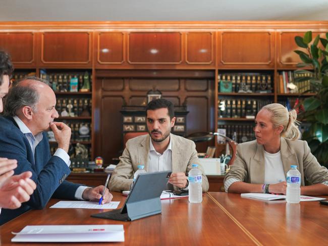 El alcalde, Alejandro Navarro Prieto, y la concejala de Transparencia, Nuevas Tecnologías y Sanidad, Carla Picazo, con el consejero de Digitalización de la Comunidad de Madrid, Miguel López-Valverde durante la reunión