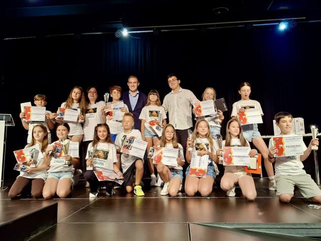 El concejal de Educación, Bienestar e Inmigración, Rubén Martínez con algunos de los alumnos de los cursos
