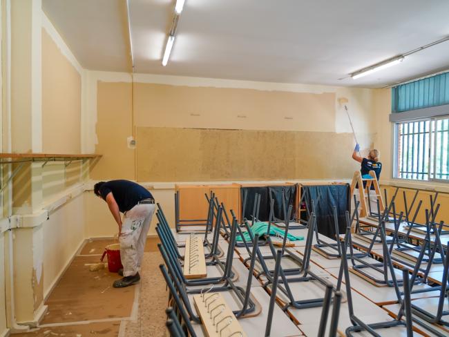 Realización de trabajos de pintura en aulas del colegio Jaime Vera