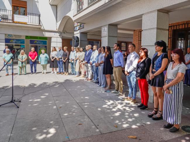 El Ayuntamiento de Torrejón de Ardoz ha guardado 1 minuto de silencio como muestra de condena y repulsa tras el “sábado negro”, que dejó seis víctimas de violencia machista 