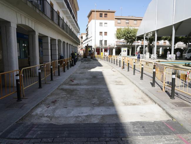 Se está renovando por completo, con pavimento fonoabsorbente más de 200 metros cuadrados de la céntrica calle San Isidro