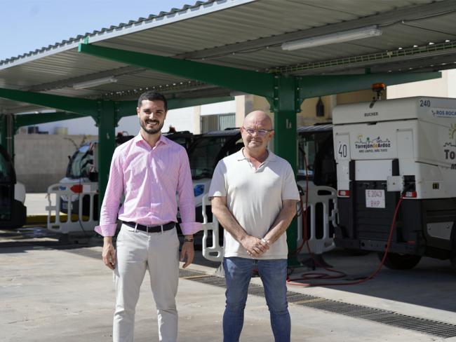 El alcalde, Alejandro Navarro Prieto, y el concejal de Obras, Limpieza Urbana, Administración y Contratación, Valeriano Díaz, presentaron la electrolinera