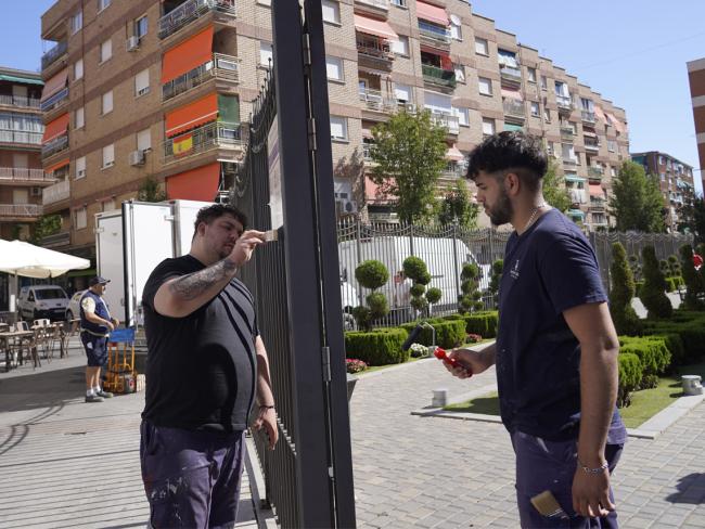 El Ayuntamiento de Torrejón de Ardoz ha contratado a 60 torrejoneros que están desarrollando tareas de mantenimiento, limpieza, administrativas y de mejoras en la ciudad